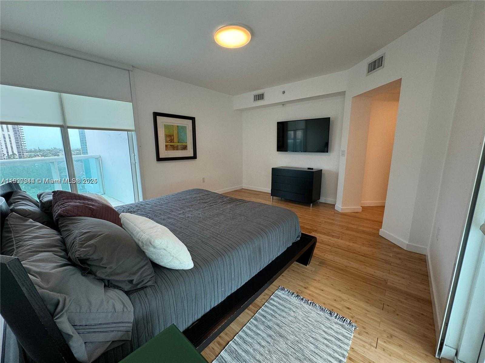 Small Image of 19400 TURNBERRY WAY #631, Aventura Number 14