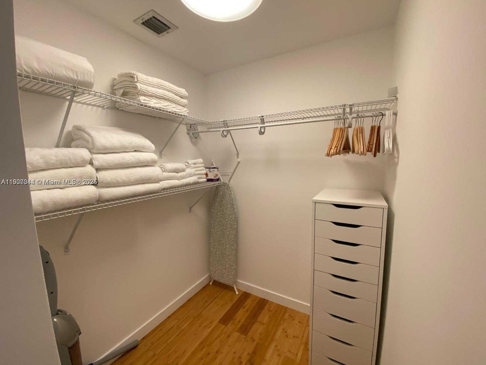 Small Image of 19400 TURNBERRY WAY #631, Aventura Number 16