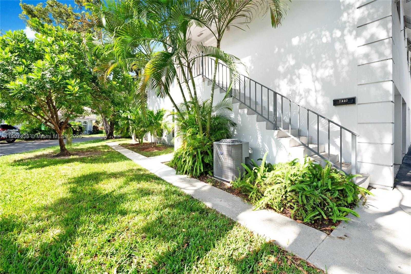 Small Image of 7937 CAMINO CIR #D-11, Miami Number 10