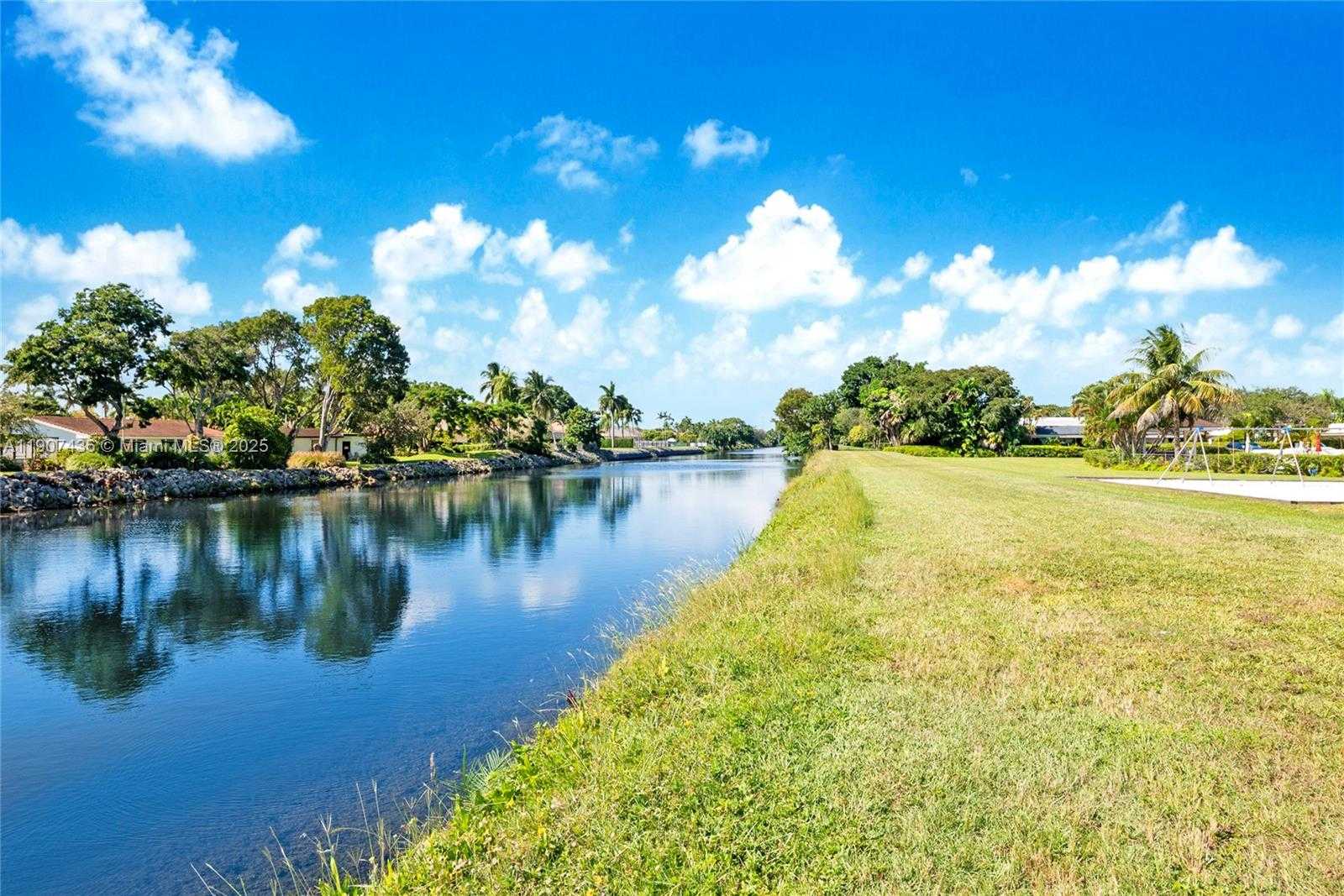 Small Image of 7937 CAMINO CIR #D-11, Miami Number 14