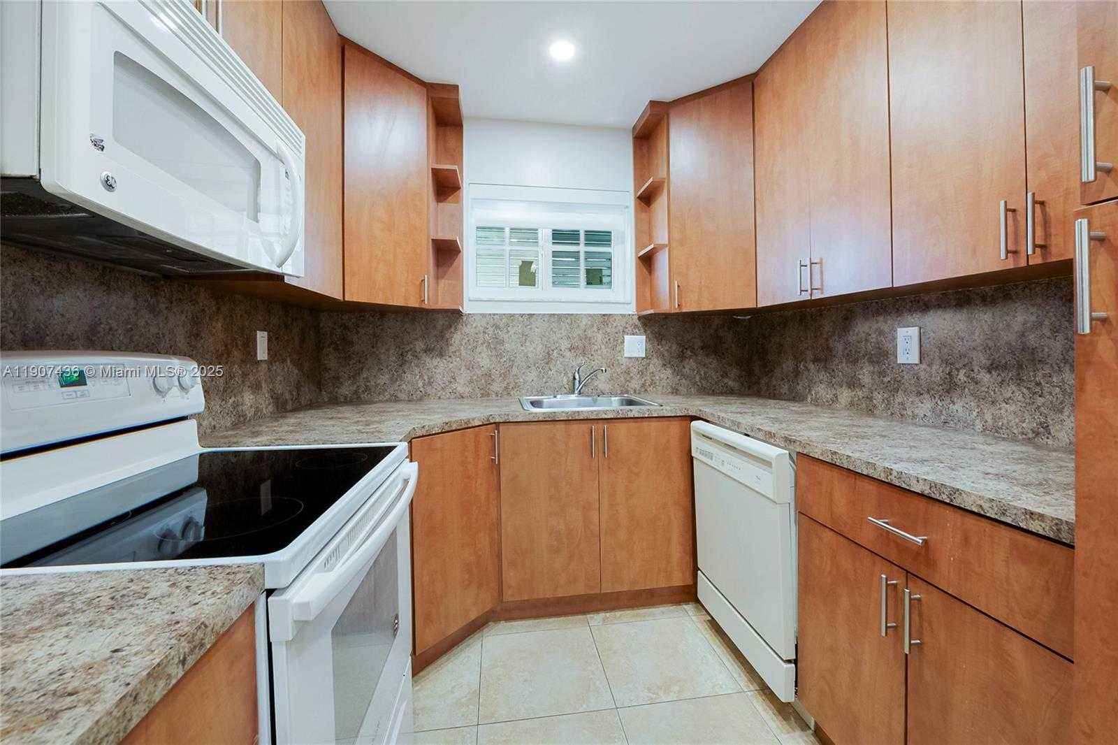 Small Image of 7937 CAMINO CIR #D-11, Miami Number 2