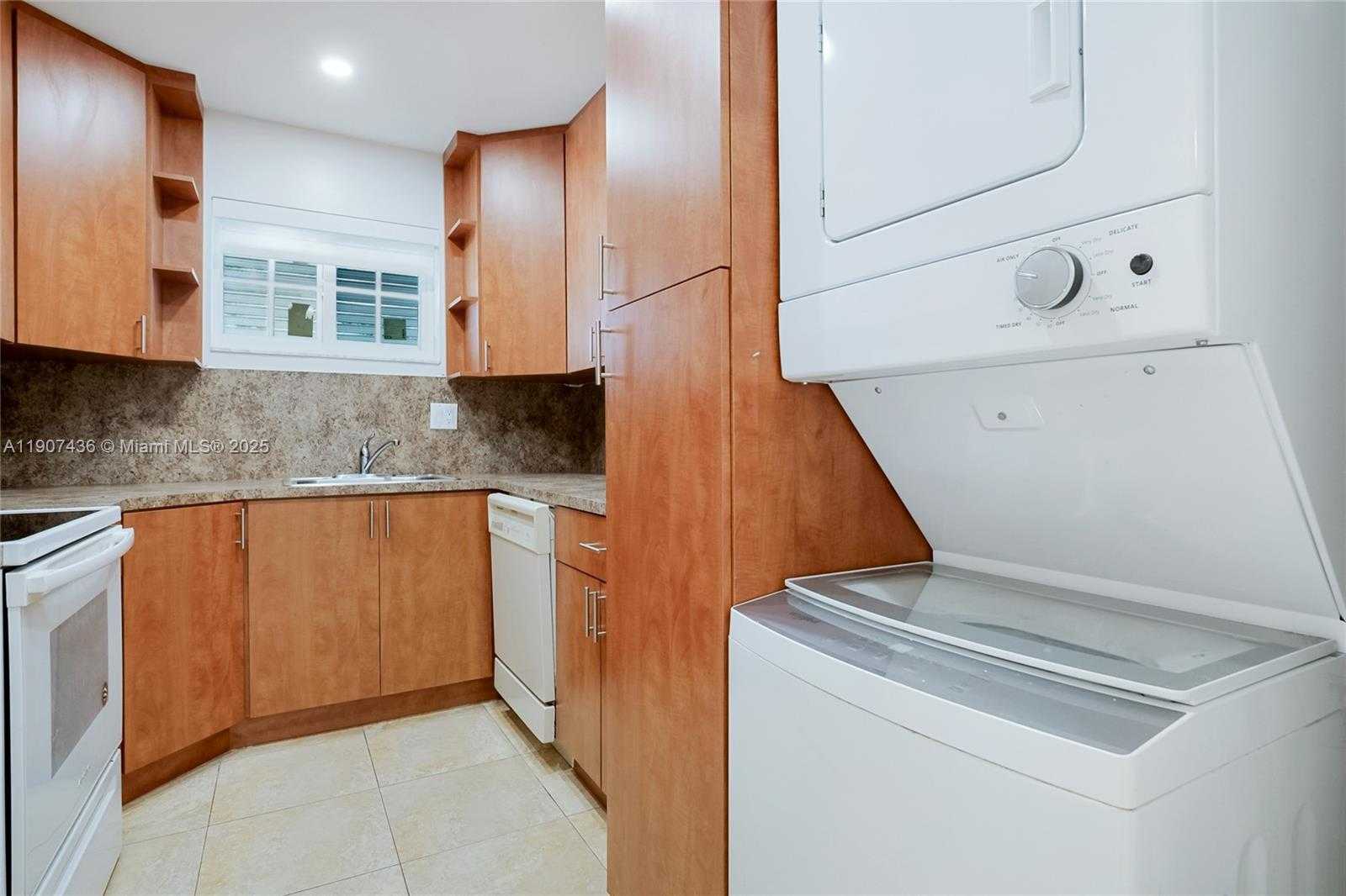 Small Image of 7937 CAMINO CIR #D-11, Miami Number 3