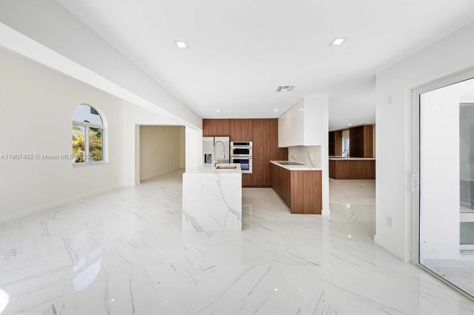 Small Image of 242 PALM AVE, Miami Beach Number 2