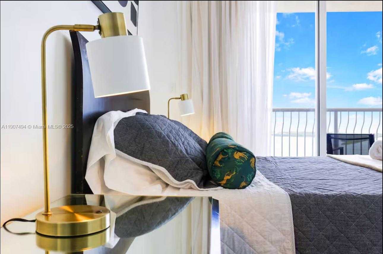 Small Image of 1200 BRICKELL BAY DR #4002, Miami Number 17