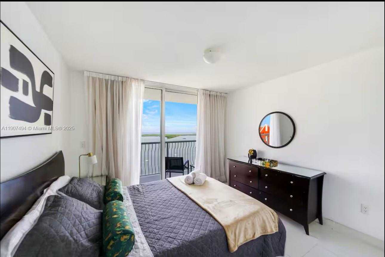 Small Image of 1200 BRICKELL BAY DR #4002, Miami Number 3