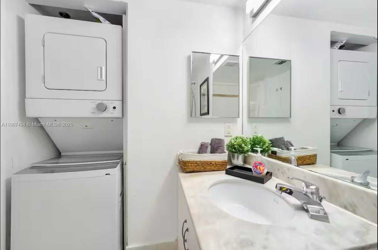 Small Image of 1200 BRICKELL BAY DR #4002, Miami Number 8