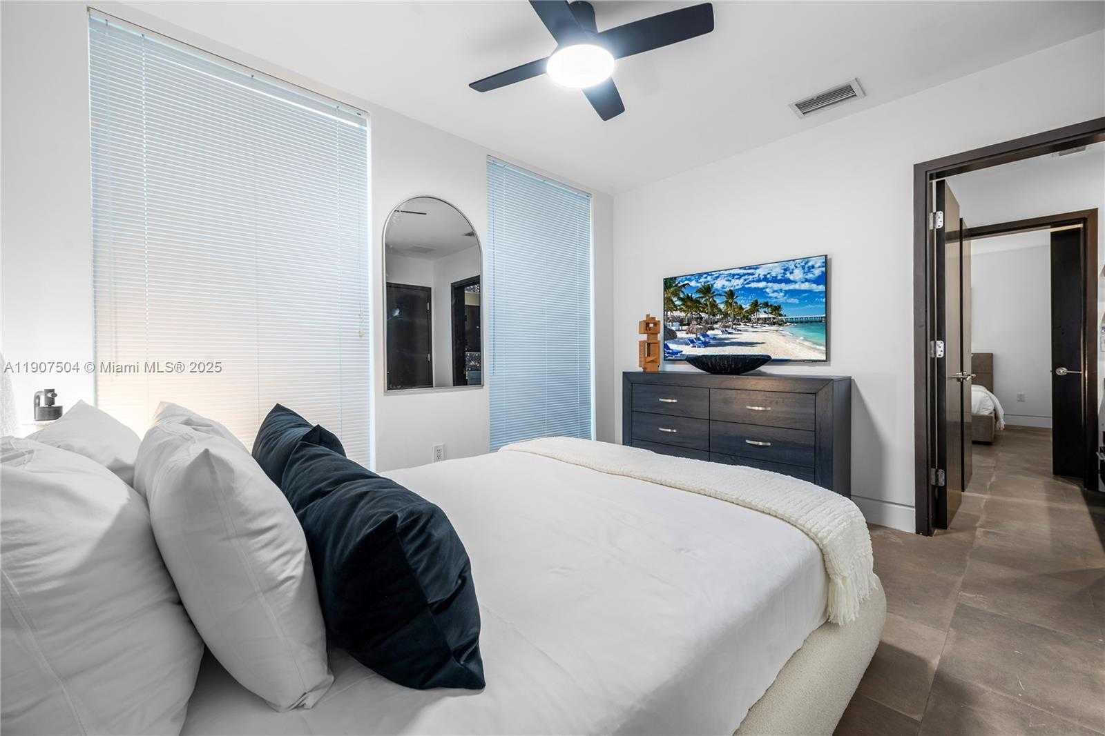 Small Image of 1606 SOUTH BAYSHORE DR #-, Miami Number 43