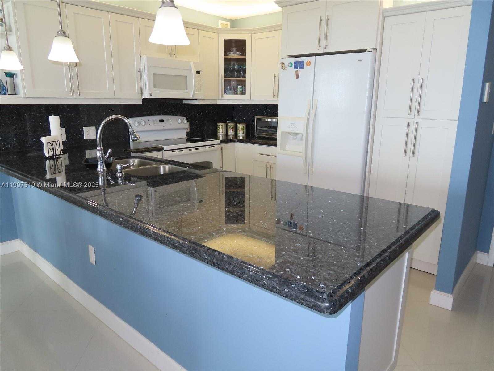 Small Image of 5701 COLLINS AVE #304, Miami Beach Number 10