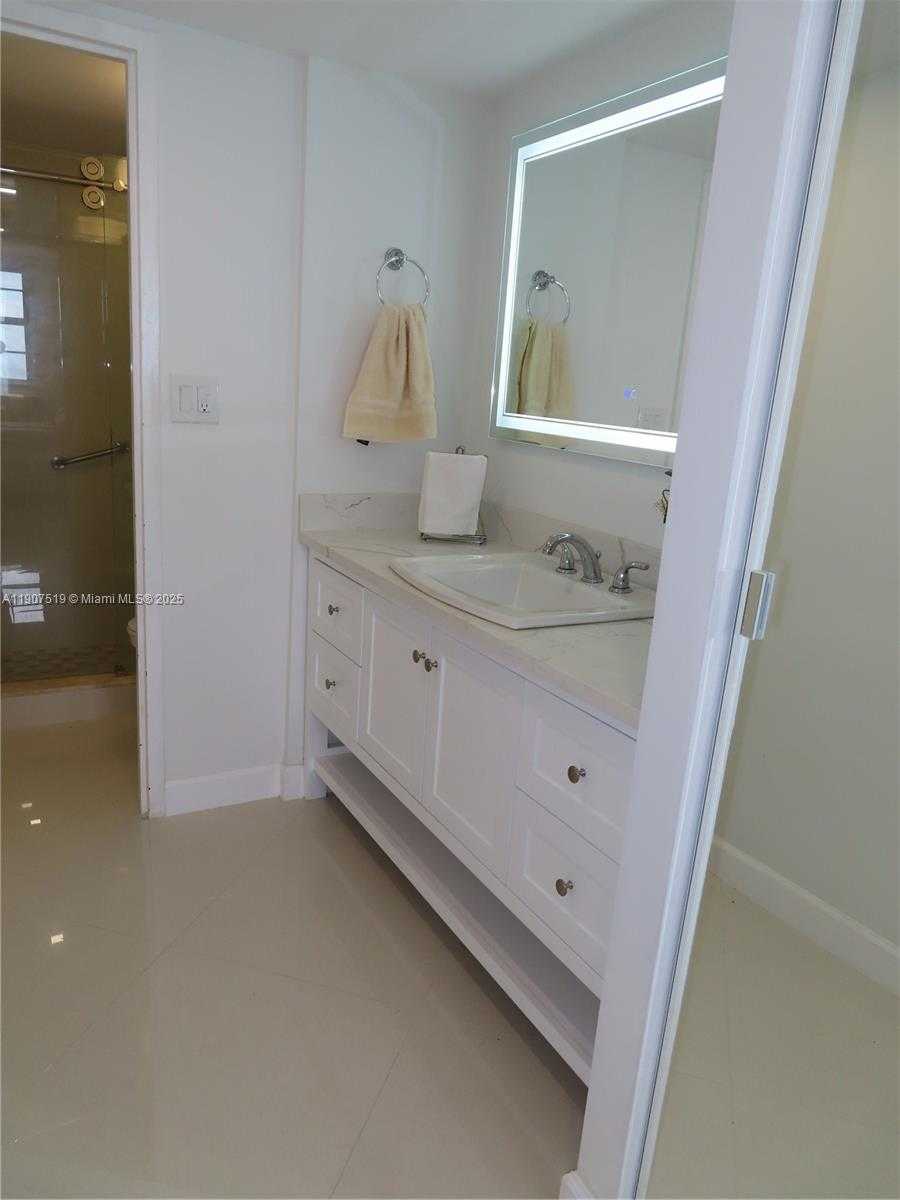Small Image of 5701 COLLINS AVE #304, Miami Beach Number 14