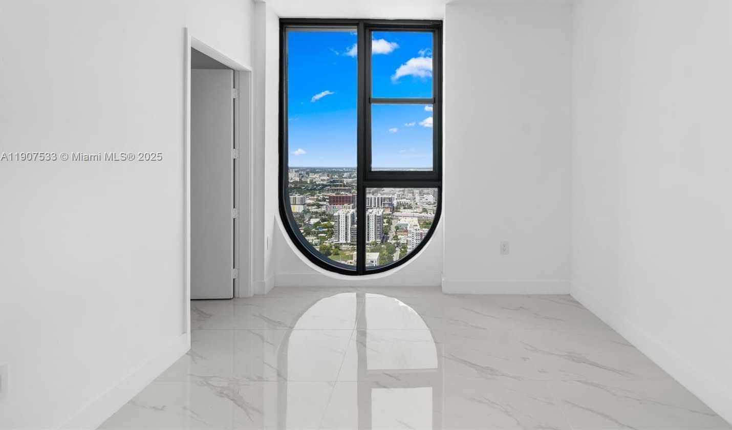 Small Image of 700 NORTH EAST 24 #2607, Miami Number 39