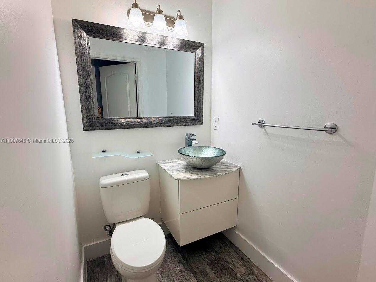 Small Image of Doral Number 17