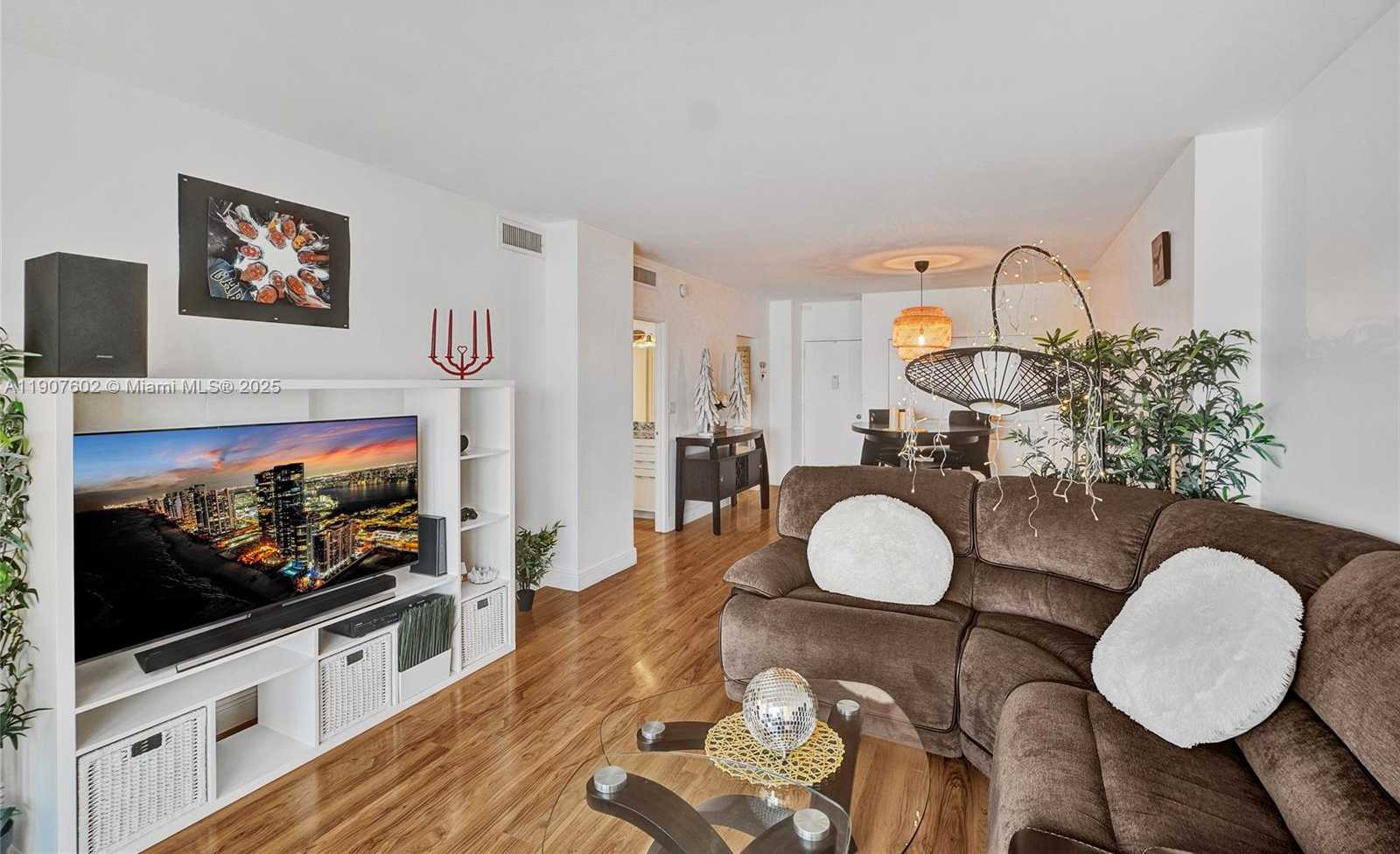 Small Image of 500 BAYVIEW DR #1018, Sunny Isles Beach Number 19