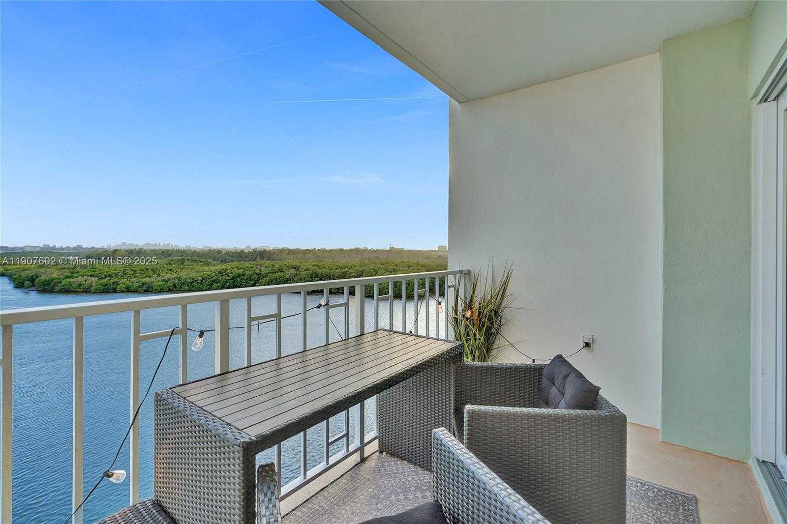 Small Image of 500 BAYVIEW DR #1018, Sunny Isles Beach Number 2