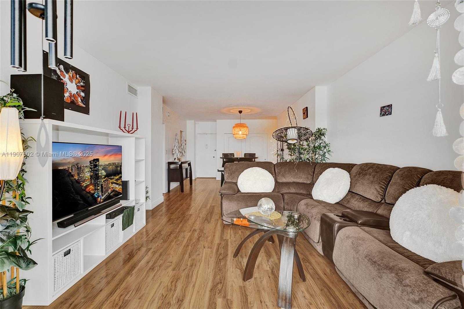 Small Image of 500 BAYVIEW DR #1018, Sunny Isles Beach Number 20