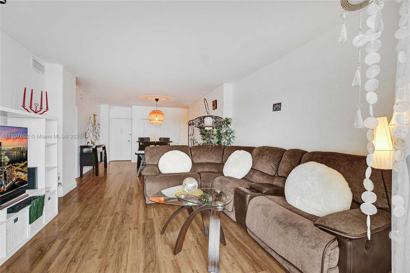 Small Image of 500 BAYVIEW DR #1018, Sunny Isles Beach Number 21