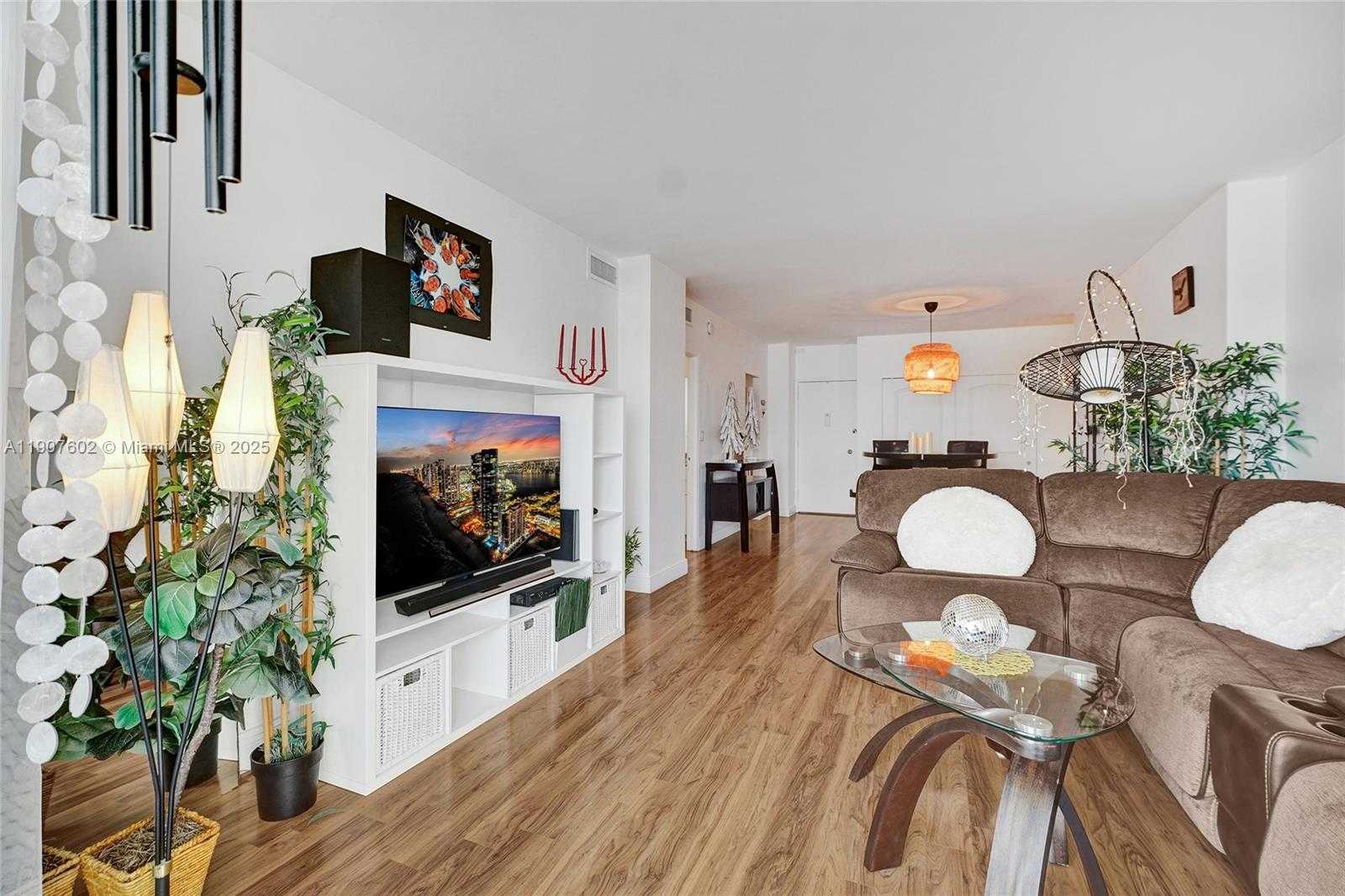 Small Image of 500 BAYVIEW DR #1018, Sunny Isles Beach Number 22