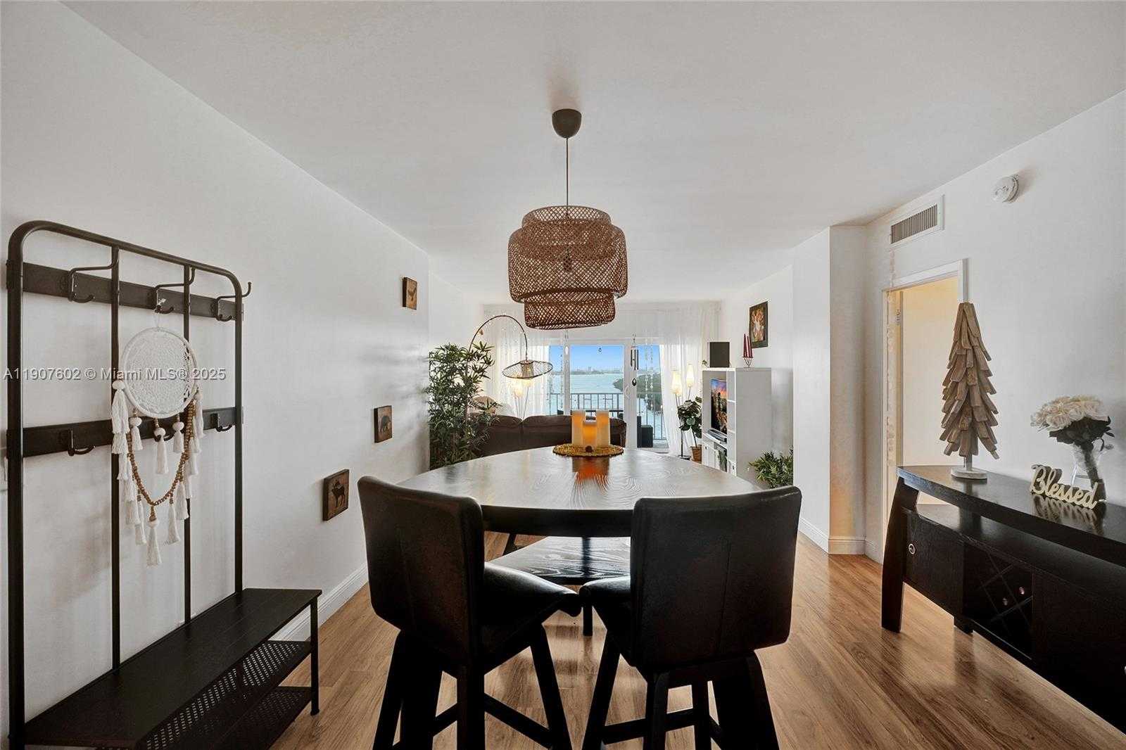 Small Image of 500 BAYVIEW DR #1018, Sunny Isles Beach Number 23