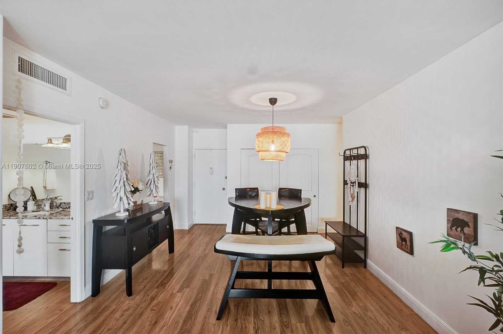 Small Image of 500 BAYVIEW DR #1018, Sunny Isles Beach Number 24