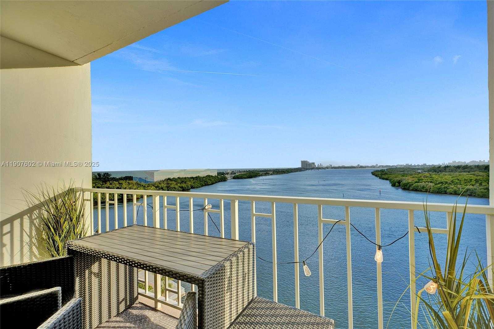 Small Image of 500 BAYVIEW DR #1018, Sunny Isles Beach Number 3