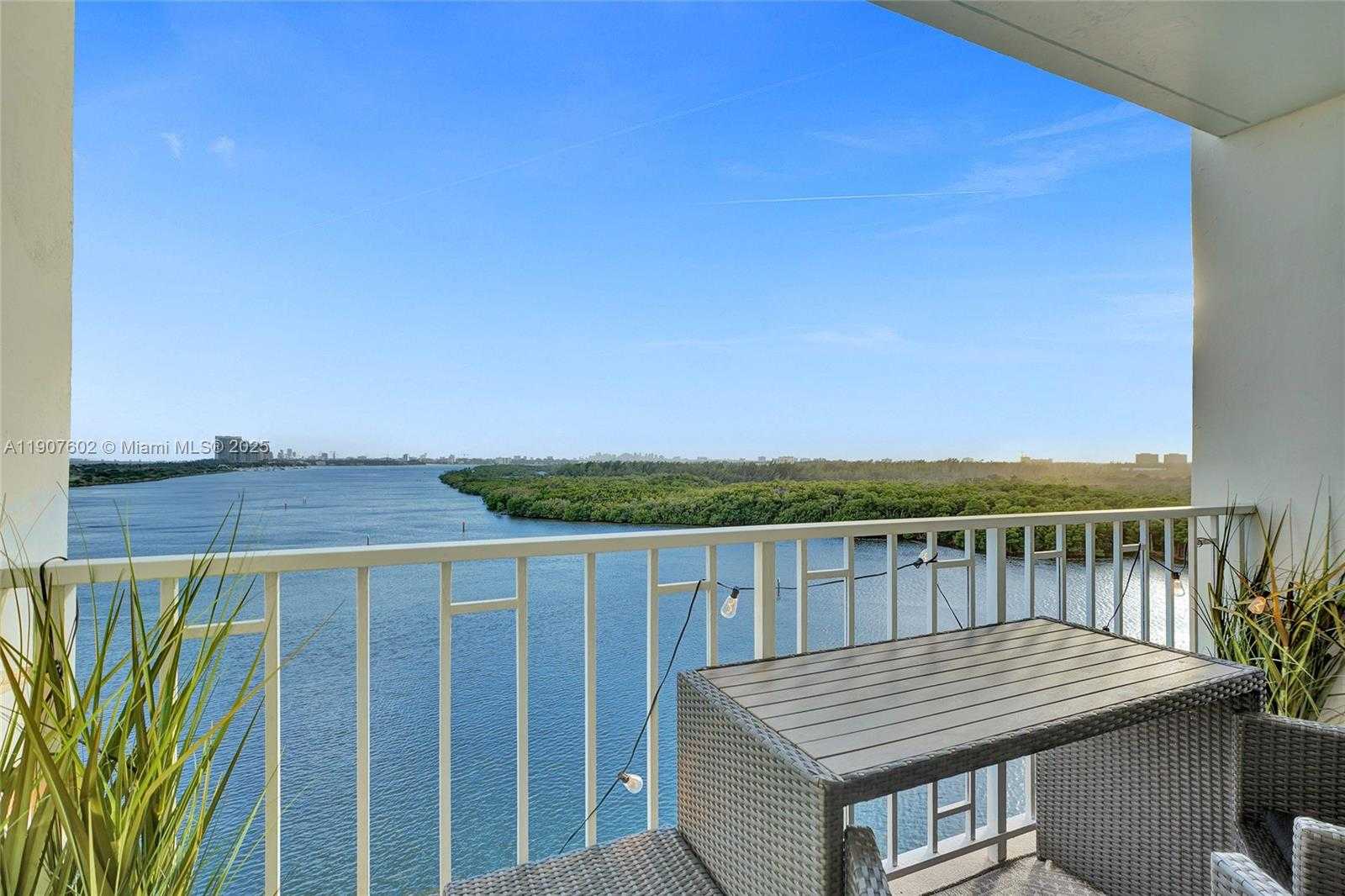 Small Image of 500 BAYVIEW DR #1018, Sunny Isles Beach Number 4