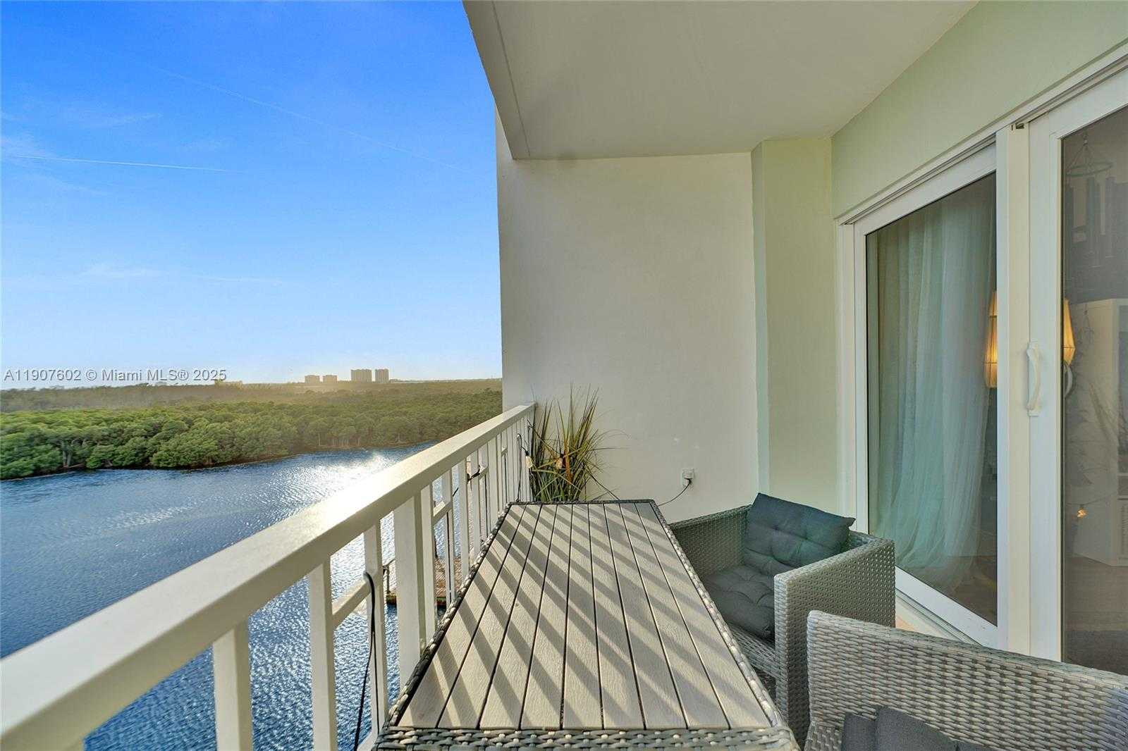 Small Image of 500 BAYVIEW DR #1018, Sunny Isles Beach Number 5