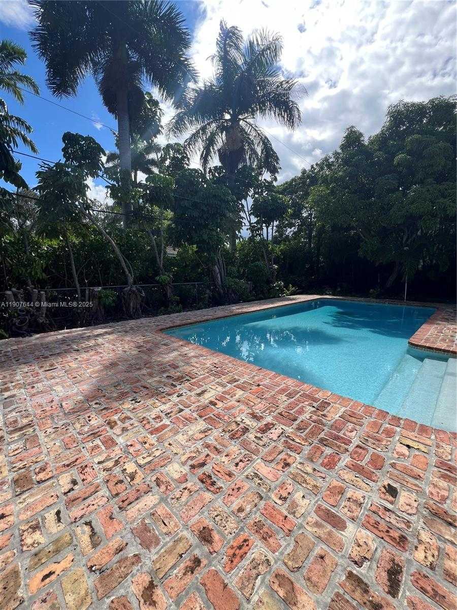 Small Image of 12525 BERNAL ST, Coral Gables Number 11