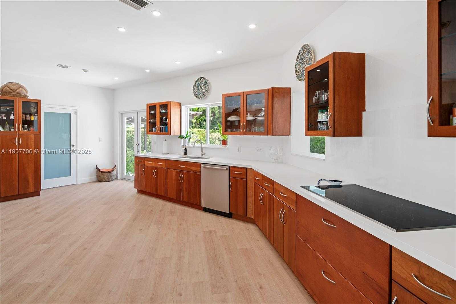 Small Image of 200 SOUTH SHORE DR S, Miami Number 11