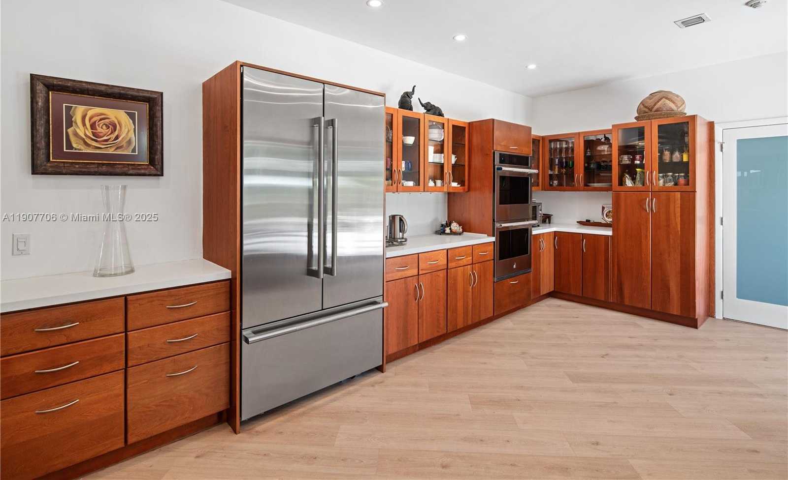 Small Image of 200 SOUTH SHORE DR S, Miami Number 12