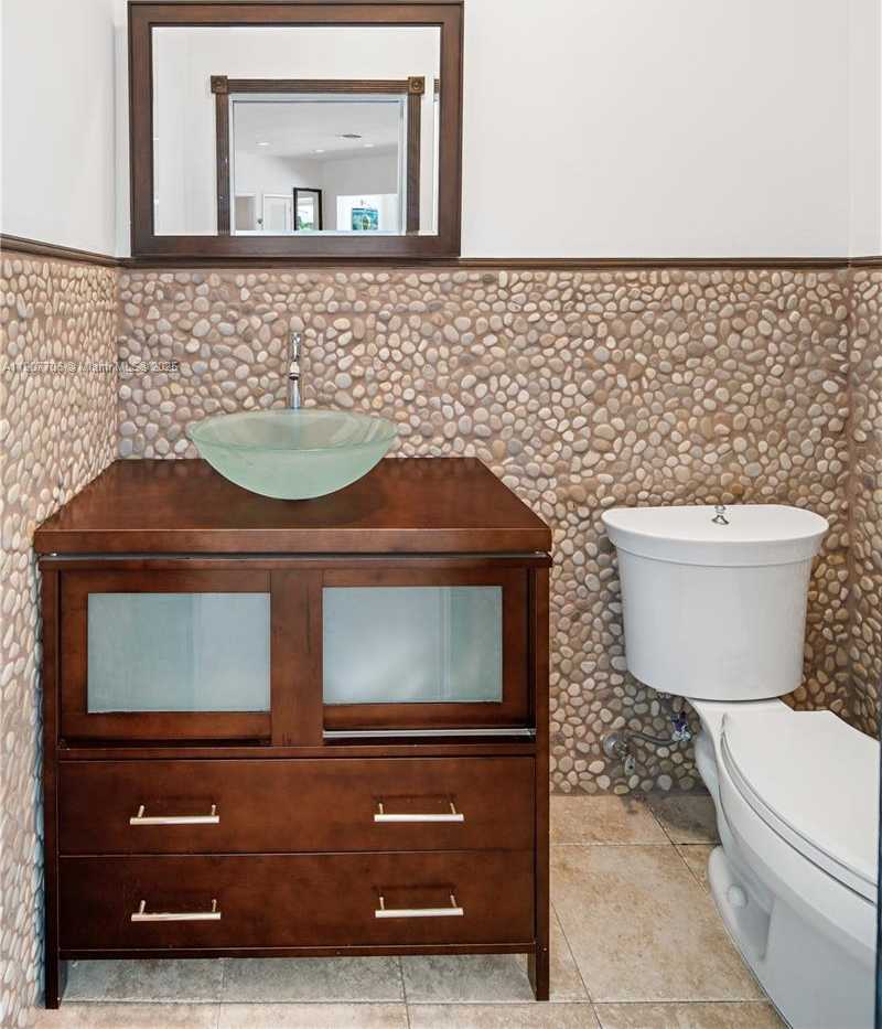 Small Image of 200 SOUTH SHORE DR S, Miami Number 23