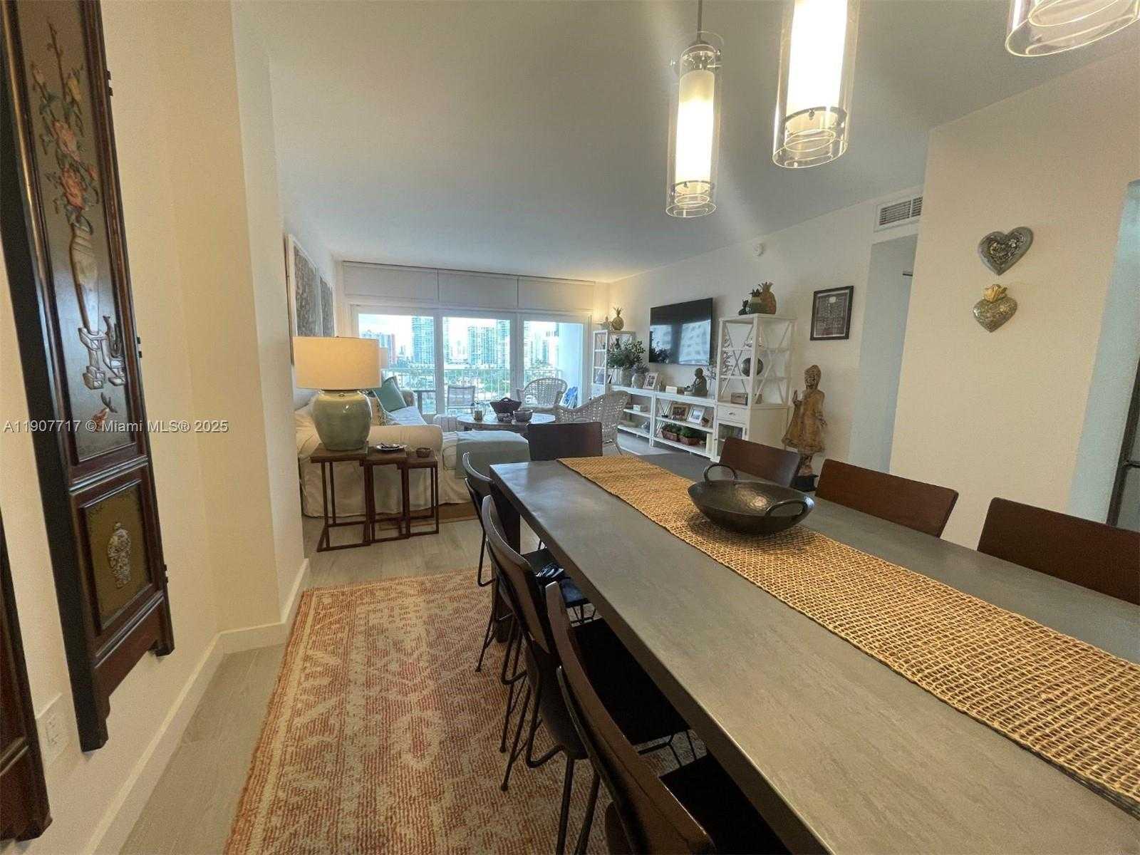 Small Image of 500 BAYVIEW DR #1123, Sunny Isles Beach Number 1