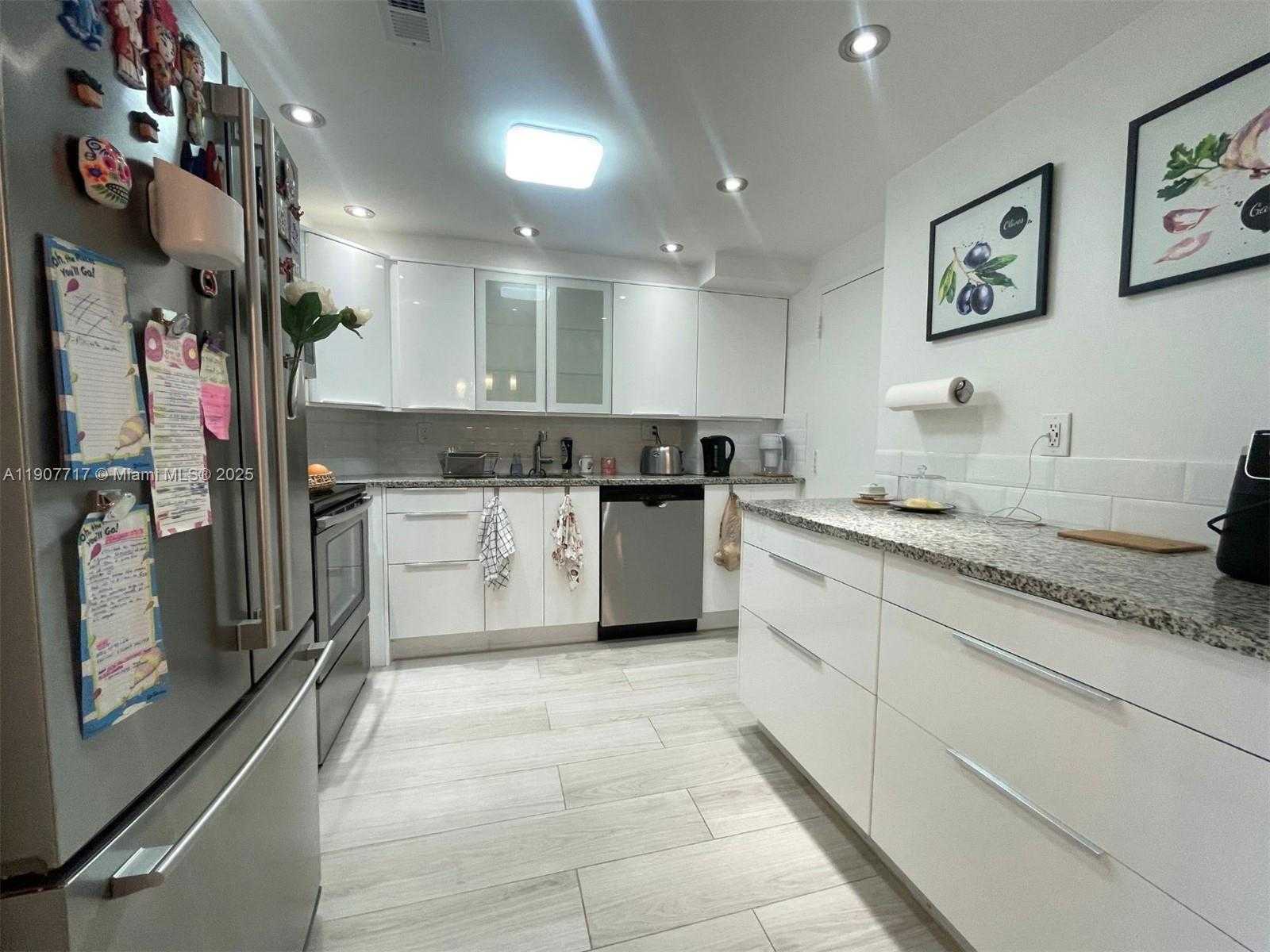 Small Image of 500 BAYVIEW DR #1123, Sunny Isles Beach Number 3