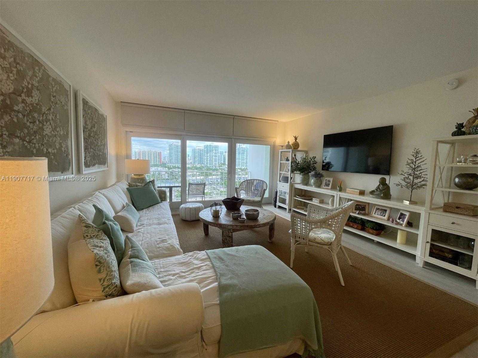 Small Image of 500 BAYVIEW DR #1123, Sunny Isles Beach Number 4