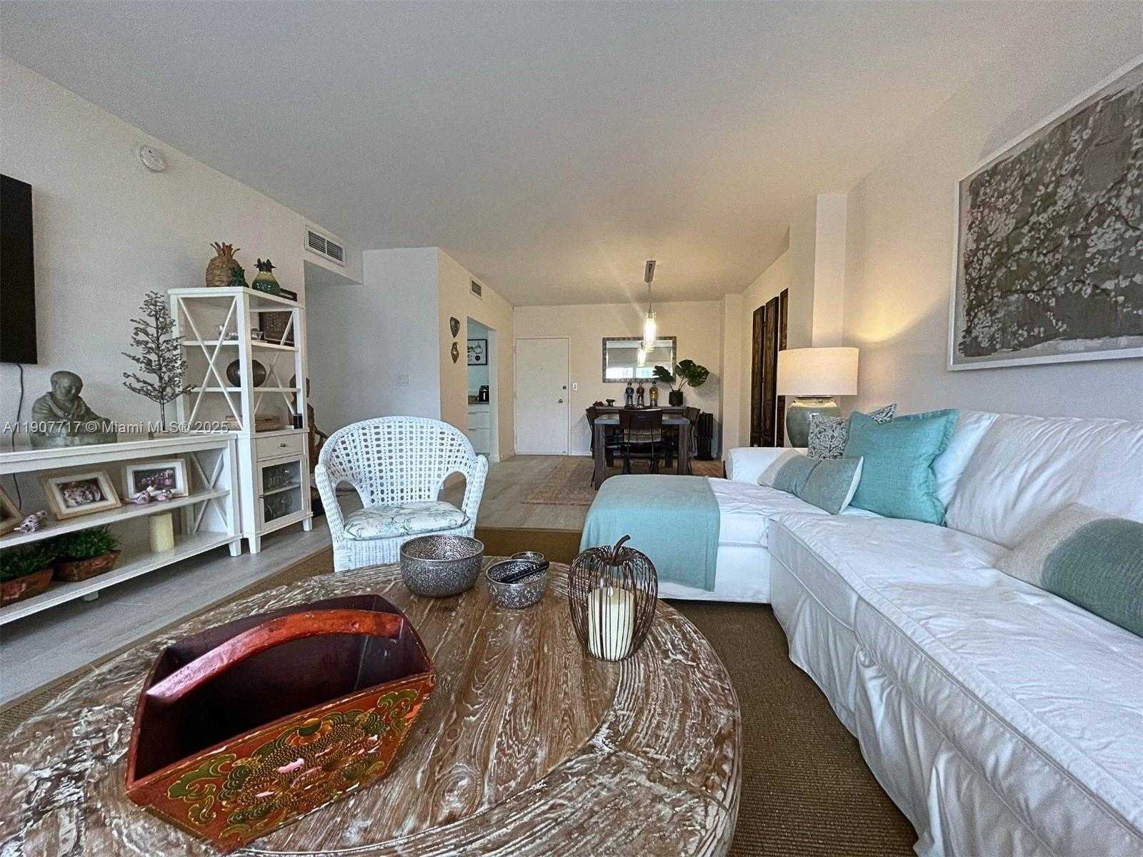 Small Image of 500 BAYVIEW DR #1123, Sunny Isles Beach Number 6