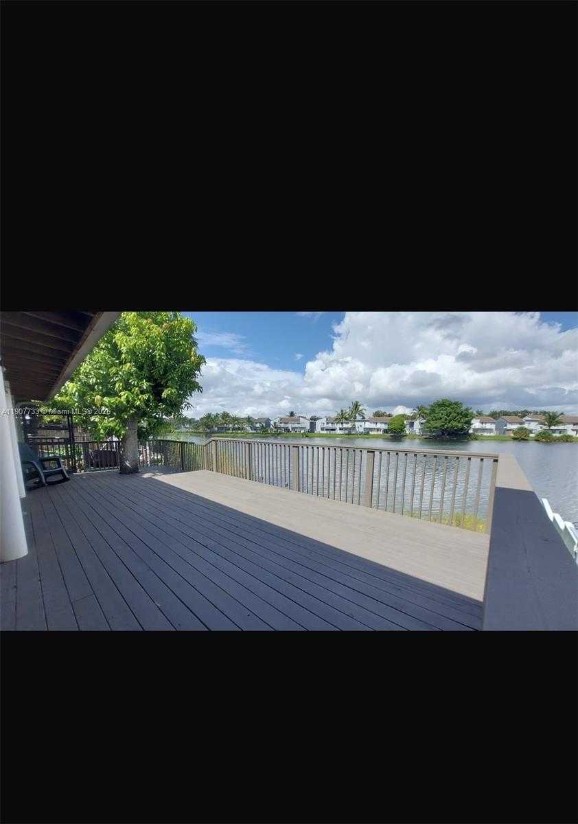 Small Image of 6931 NORTH WEST 169TH TER, Hialeah Number 2