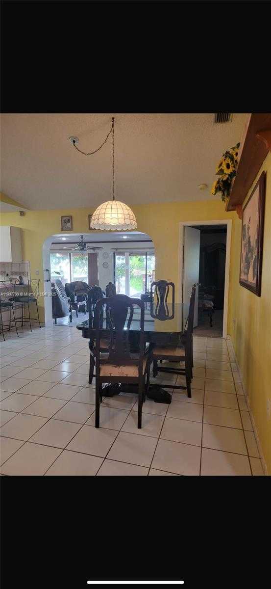 Small Image of 6931 NORTH WEST 169TH TER, Hialeah Number 4