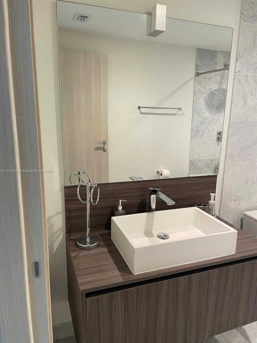 Small Image of 1000 BRICKELL PLZ #2404, Miami Number 19