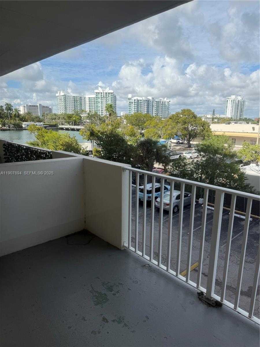 Small Image of 1455 NORTH TREASURE DR #3D, North Bay Village Number 13