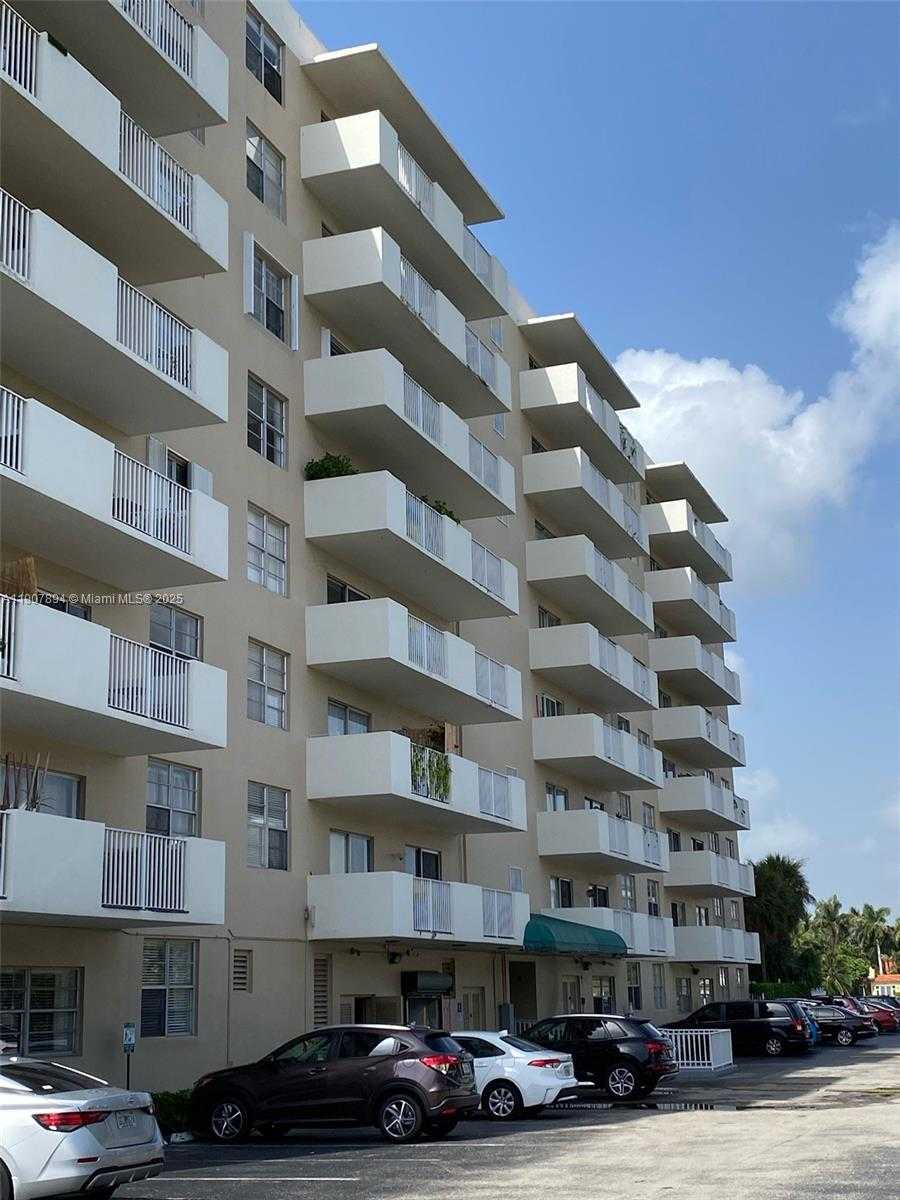 Small Image of 1455 NORTH TREASURE DR #3D, North Bay Village Number 2