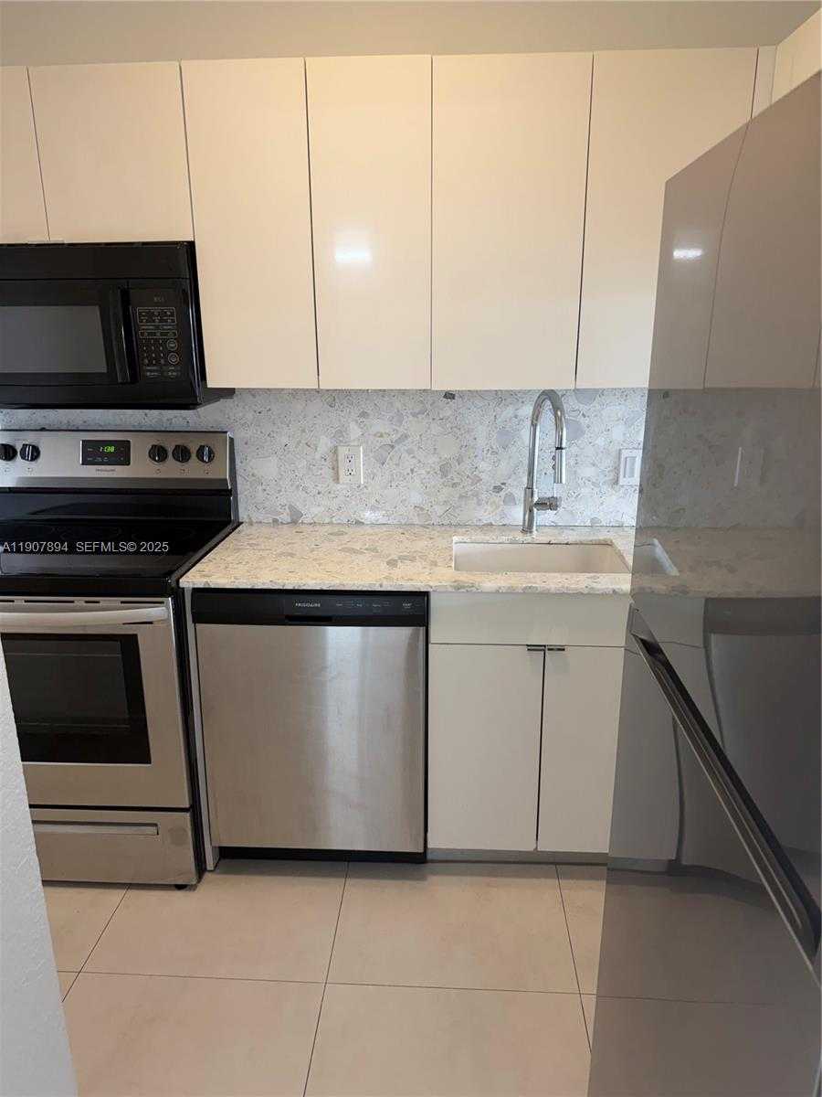 Small Image of 1455 NORTH TREASURE DR #3D, North Bay Village Number 4