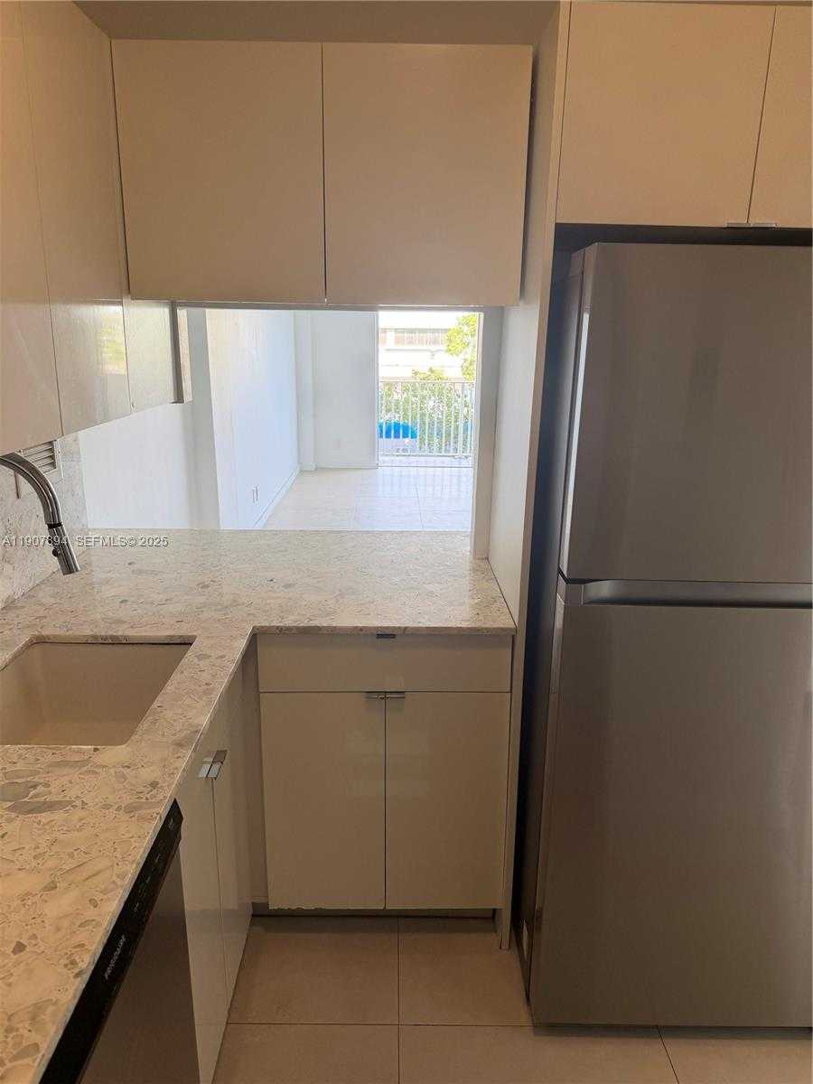 Small Image of 1455 NORTH TREASURE DR #3D, North Bay Village Number 6