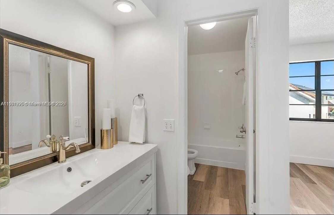 Small Image of 2512 SOUTH WEST 113TH CT #B, Miami Number 7