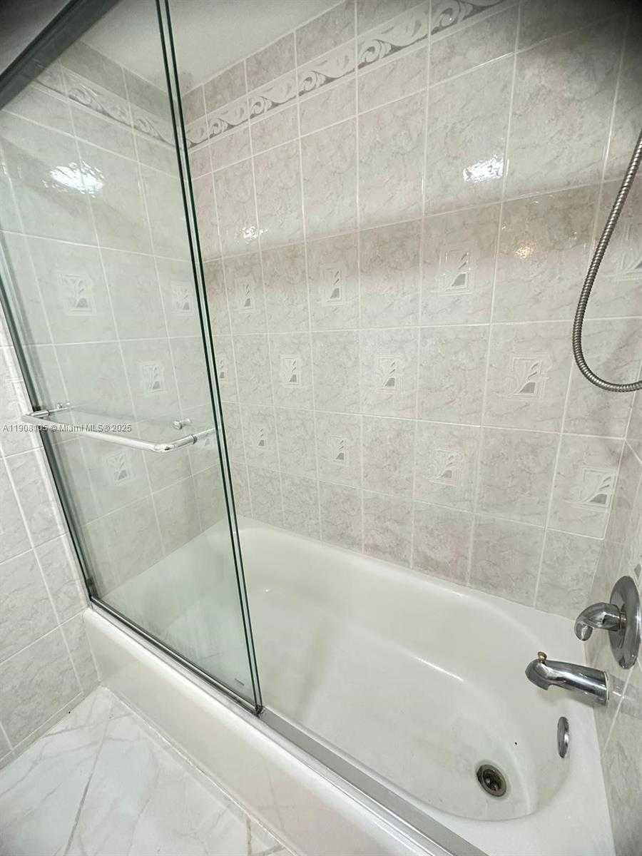 Small Image of 18081 BISCAYNE BLVD #903, Aventura Number 16