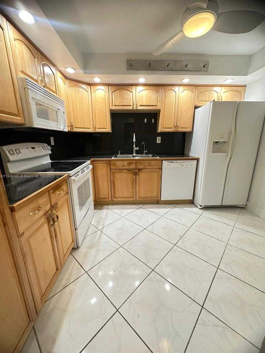 Small Image of 18081 BISCAYNE BLVD #903, Aventura Number 3