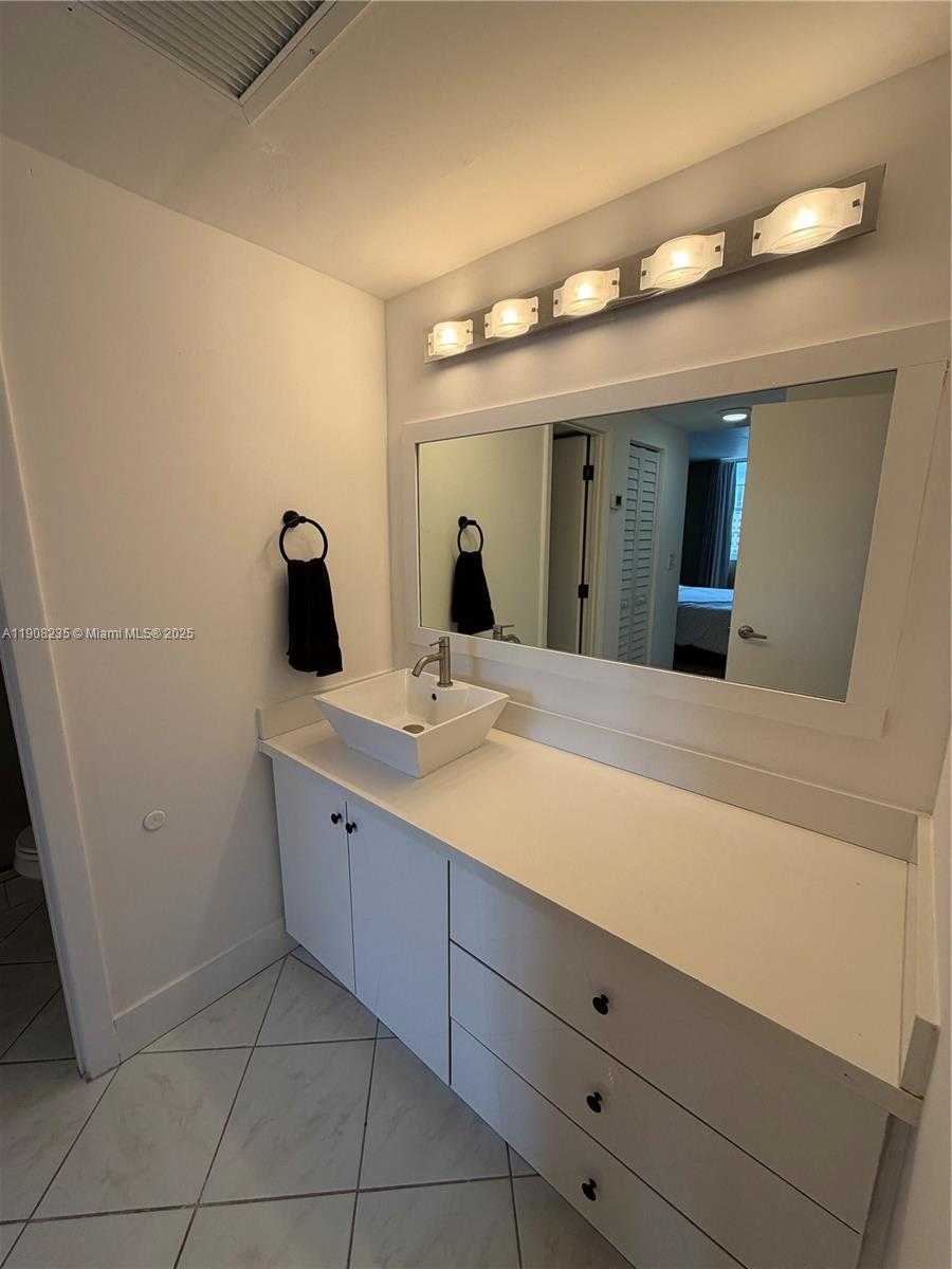 Small Image of 300 BAYVIEW DR #703, Sunny Isles Beach Number 13