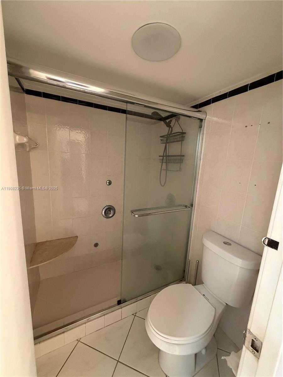 Small Image of 300 BAYVIEW DR #703, Sunny Isles Beach Number 14