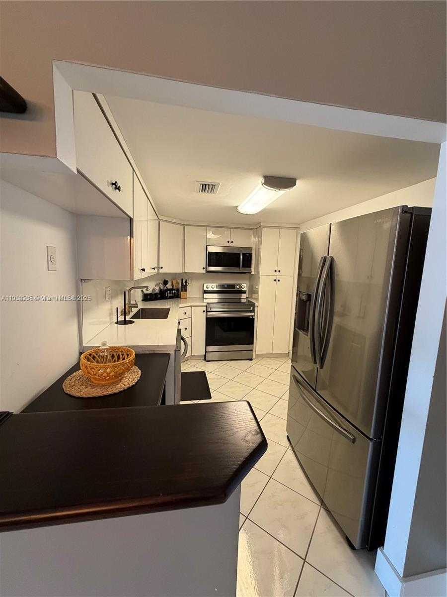 Small Image of 300 BAYVIEW DR #703, Sunny Isles Beach Number 2
