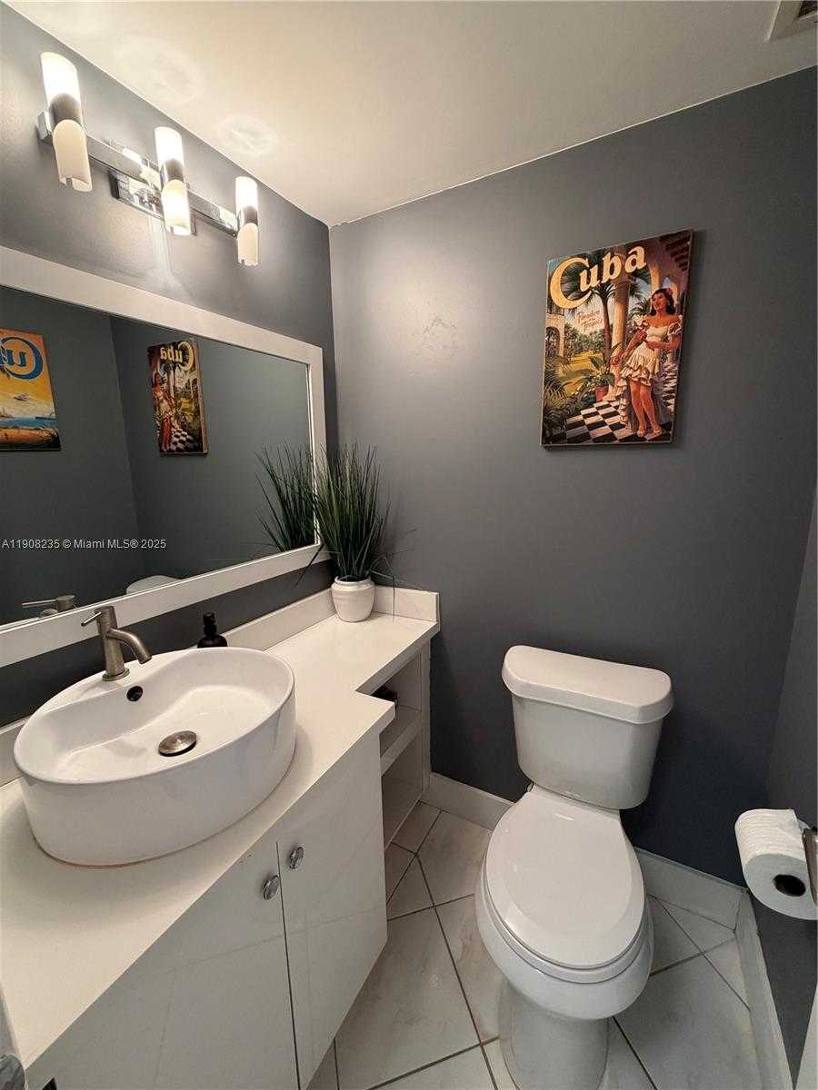 Small Image of 300 BAYVIEW DR #703, Sunny Isles Beach Number 4