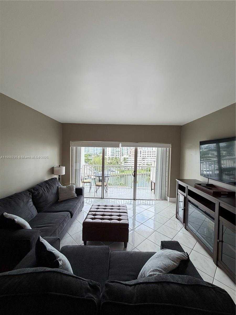 Small Image of 300 BAYVIEW DR #703, Sunny Isles Beach Number 8