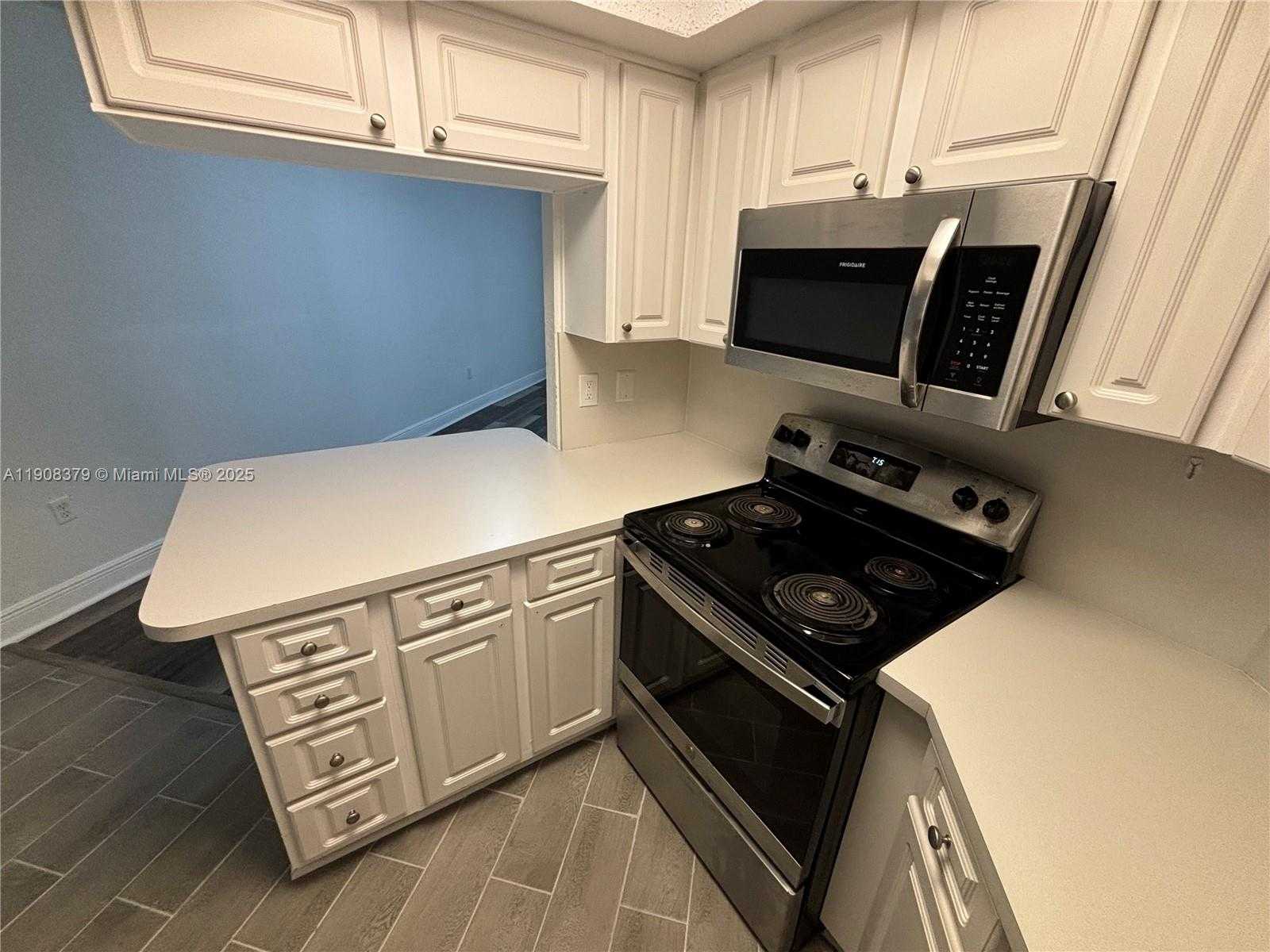 Small Image of 8245 LAKE DR #202, Doral Number 1