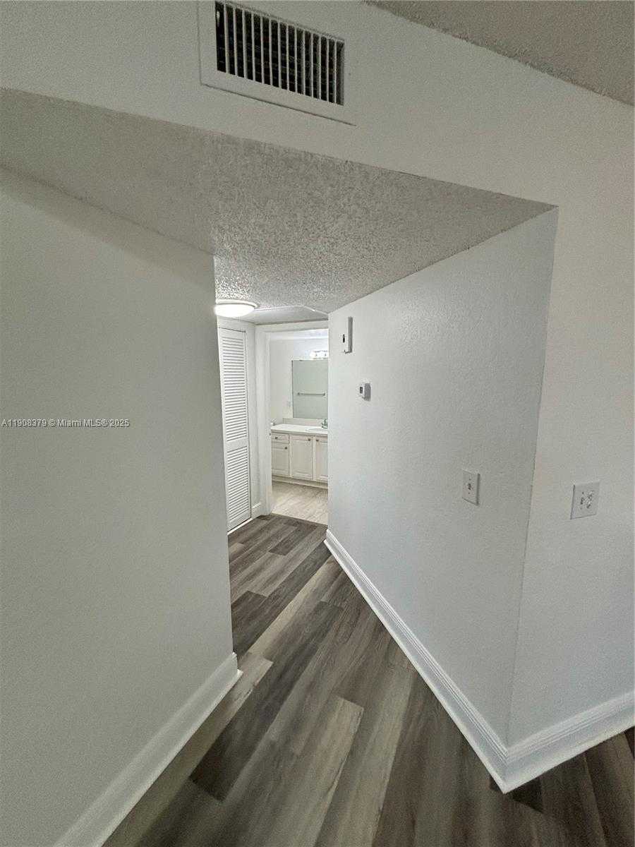 Small Image of 8245 LAKE DR #202, Doral Number 10